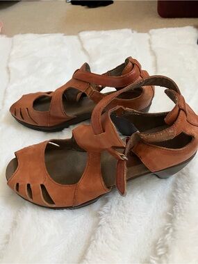 Merrell Women's Leather Sandals Caramel